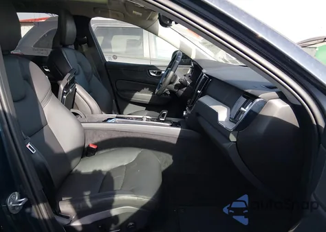 2025 Volvo Xc60 B5 Plus z USA, uszkodzony, nr VIN YV4M12RC4S1170850